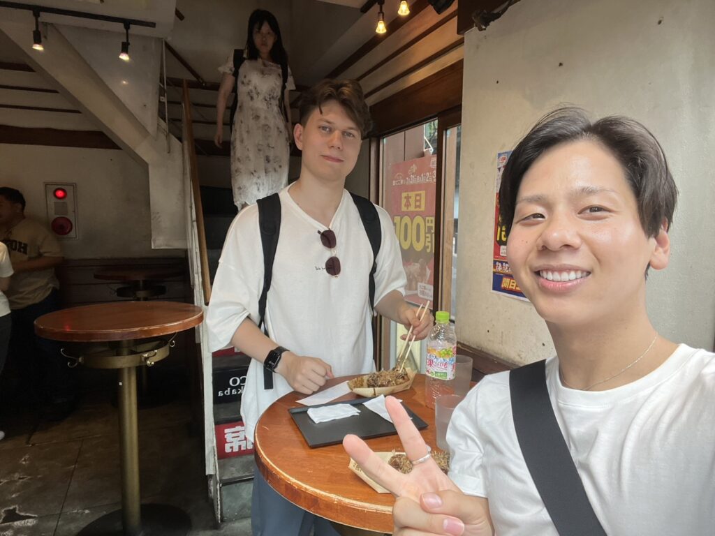 外国人にタコ焼きを紹介