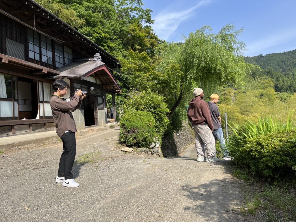 田舎の古民家で富士山を見る